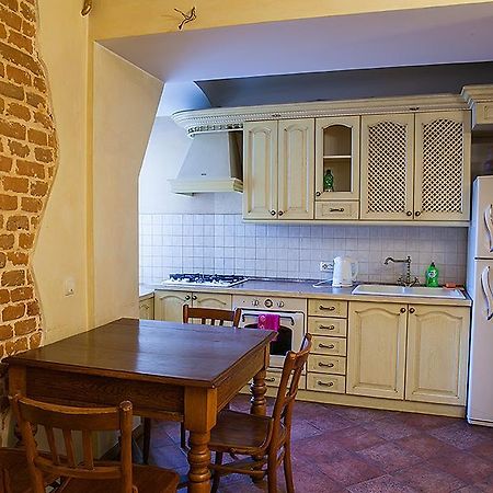 Historic Apartment Near Rynor Square Lviv Ngoại thất bức ảnh