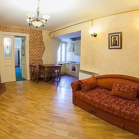Historic Apartment Near Rynor Square Lviv Ngoại thất bức ảnh