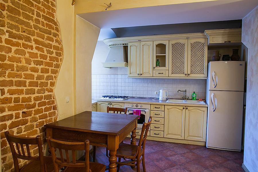Historic Apartment Near Rynor Square Lviv Ngoại thất bức ảnh